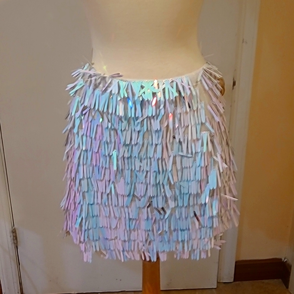 Kiki Riki White mini skirt with sequins. Size medium.